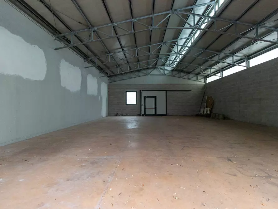 Immagine 2 di Locale commerciale in vendita  in Via Vittorio Veneto 22 a Aviano