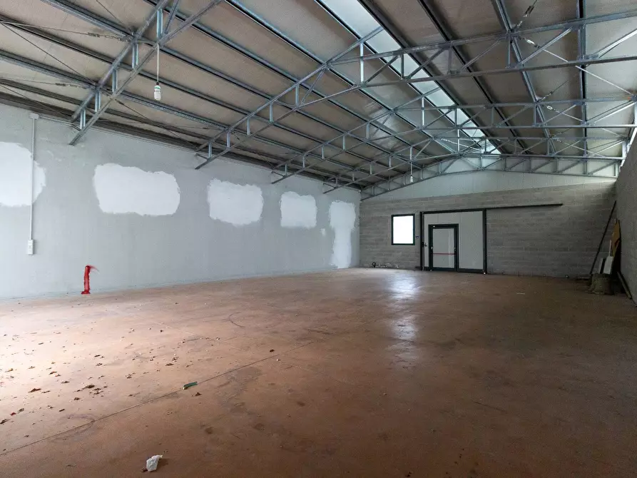 Immagine 3 di Locale commerciale in vendita  in Via Vittorio Veneto 22 a Aviano