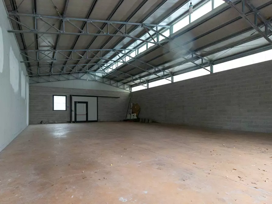 Immagine 4 di Locale commerciale in vendita  in Via Vittorio Veneto 22 a Aviano