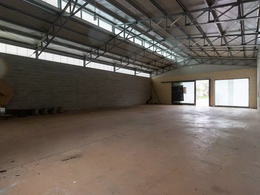 Immagine 5 di Locale commerciale in vendita  in Via Vittorio Veneto 22 a Aviano