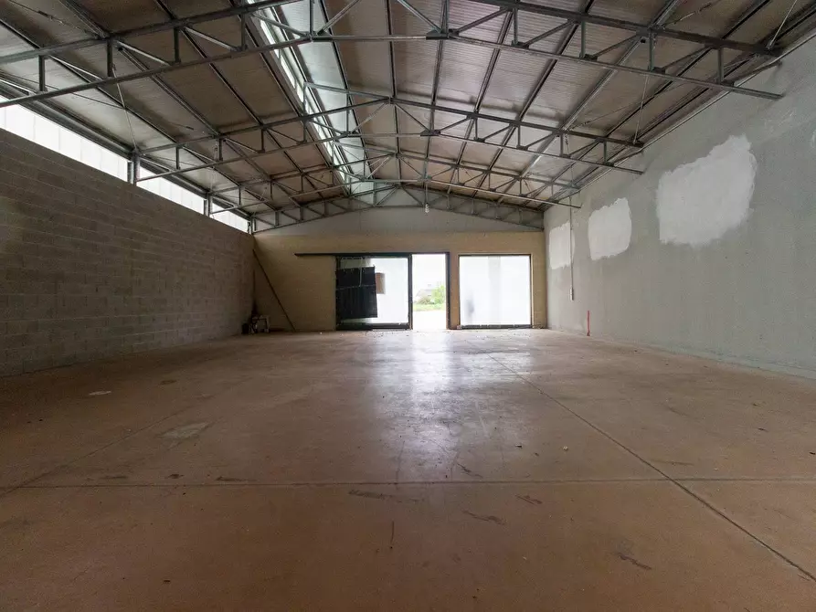 Immagine 6 di Locale commerciale in vendita  in Via Vittorio Veneto 22 a Aviano