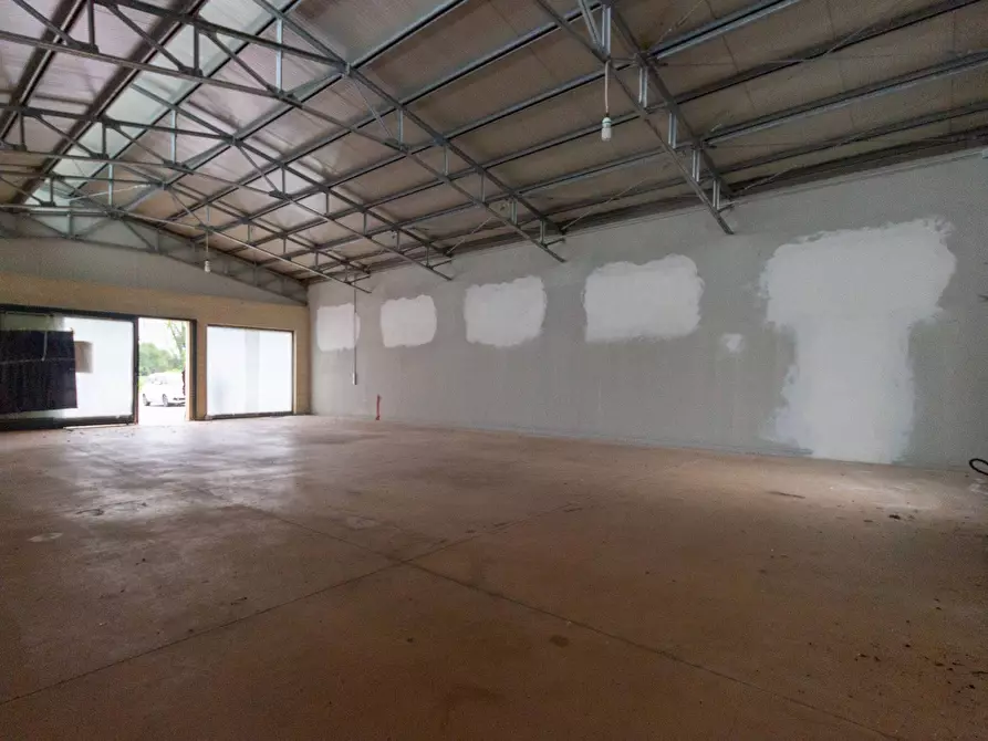 Immagine 7 di Locale commerciale in vendita  in Via Vittorio Veneto 22 a Aviano