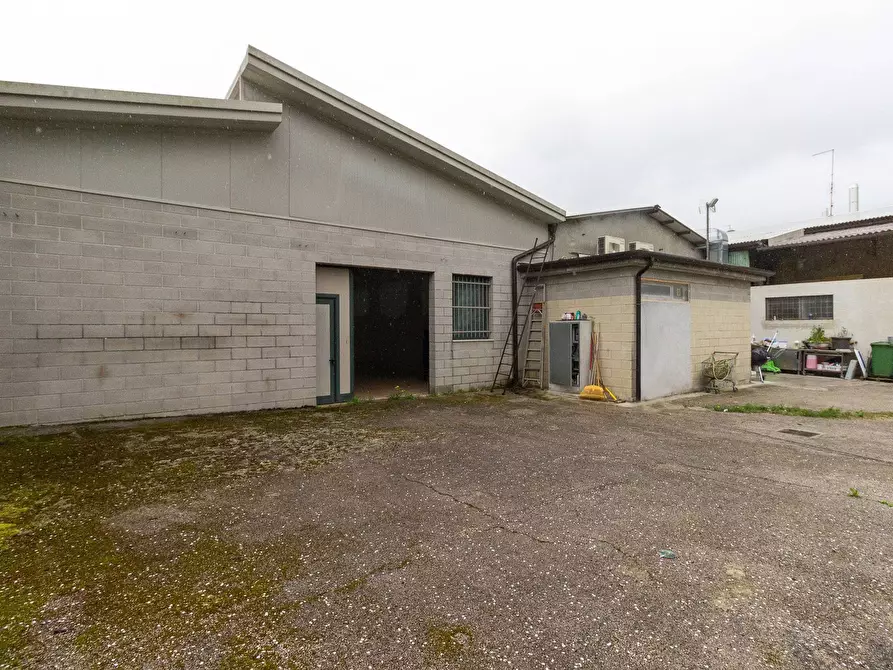 Immagine 8 di Locale commerciale in vendita  in Via Vittorio Veneto 22 a Aviano