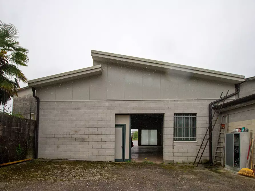 Immagine 9 di Locale commerciale in vendita  in Via Vittorio Veneto 22 a Aviano