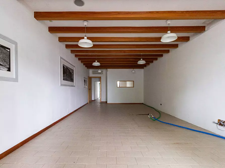 Immagine 2 di Locale commerciale in vendita  in Via Vittorio Veneto 22 a Aviano