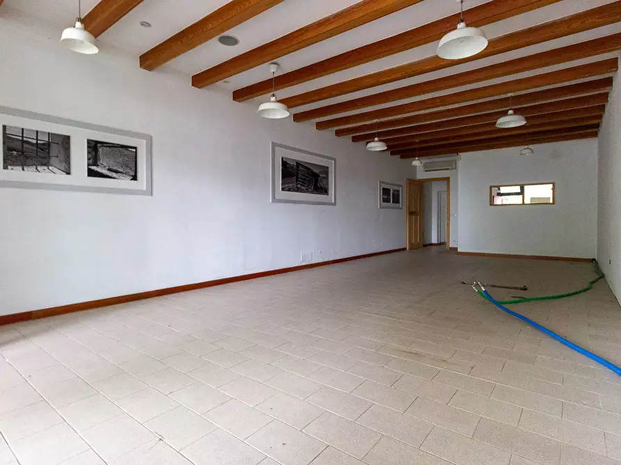 Immagine 3 di Locale commerciale in vendita  in Via Vittorio Veneto 22 a Aviano