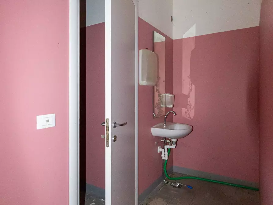 Immagine 15 di Locale commerciale in vendita  in Via Vittorio Veneto 22 a Aviano