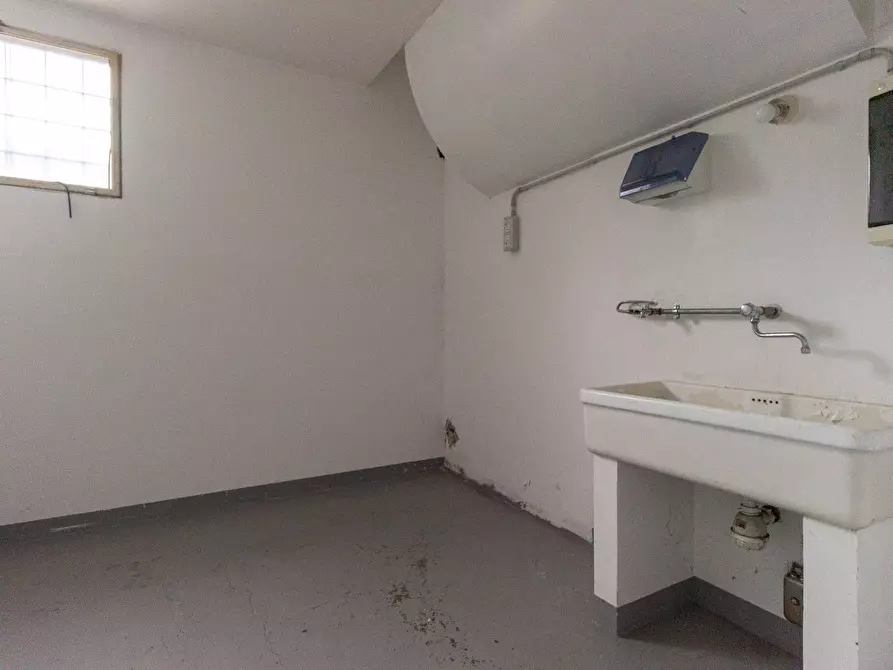 Immagine 11 di Locale commerciale in vendita  in Via Vittorio Veneto 22 a Aviano