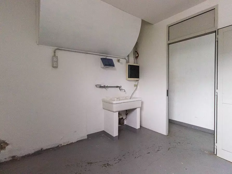 Immagine 12 di Locale commerciale in vendita  in Via Vittorio Veneto 22 a Aviano