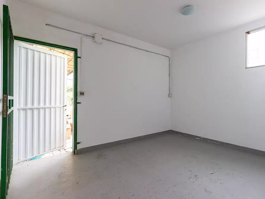 Immagine 13 di Locale commerciale in vendita  in Via Vittorio Veneto 22 a Aviano