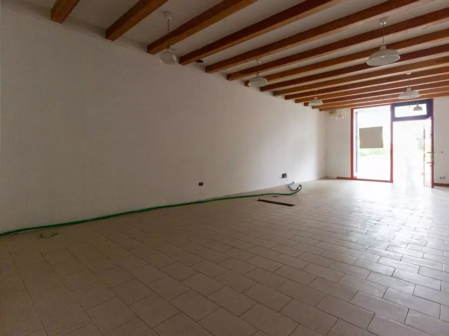 Immagine 9 di Locale commerciale in vendita  in Via Vittorio Veneto 22 a Aviano