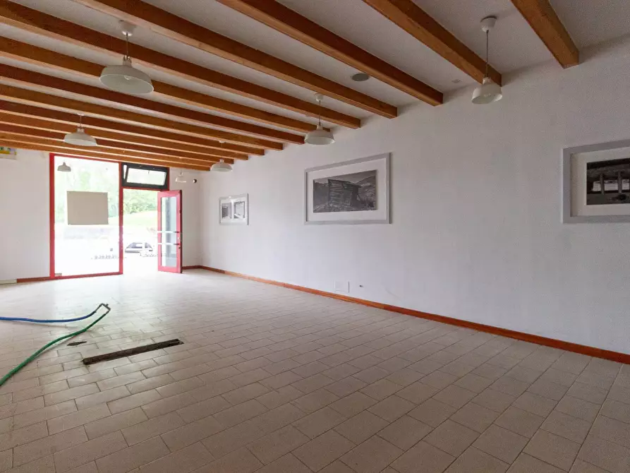 Immagine 5 di Locale commerciale in vendita  in Via Vittorio Veneto 22 a Aviano