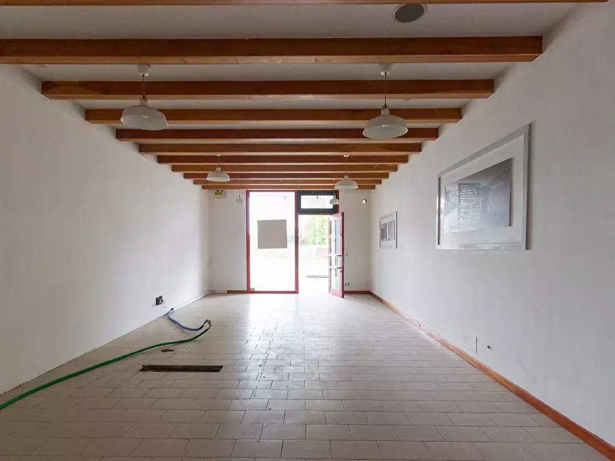 Immagine 8 di Locale commerciale in vendita  in Via Vittorio Veneto 22 a Aviano