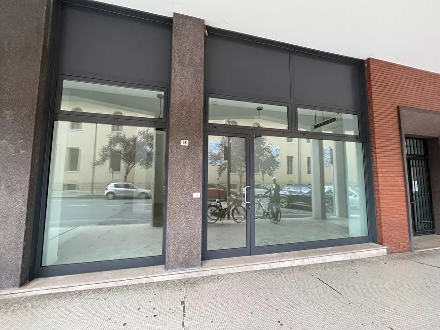 Immagine 5 di Locale commerciale in vendita  in Viale Trento 16 a Pordenone