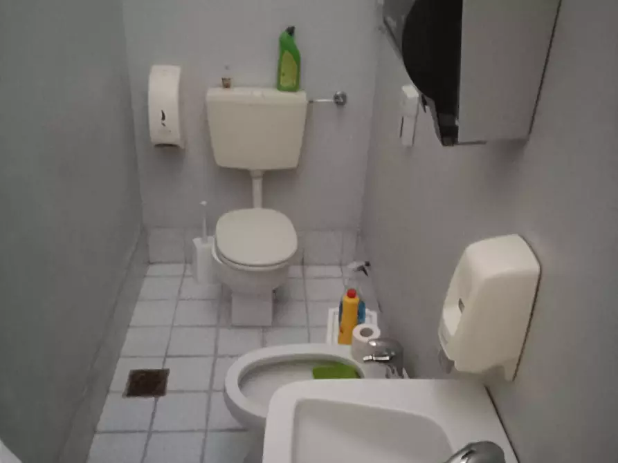 Immagine 10 di Locale commerciale in vendita  in Viale Marconi 55 a Pordenone