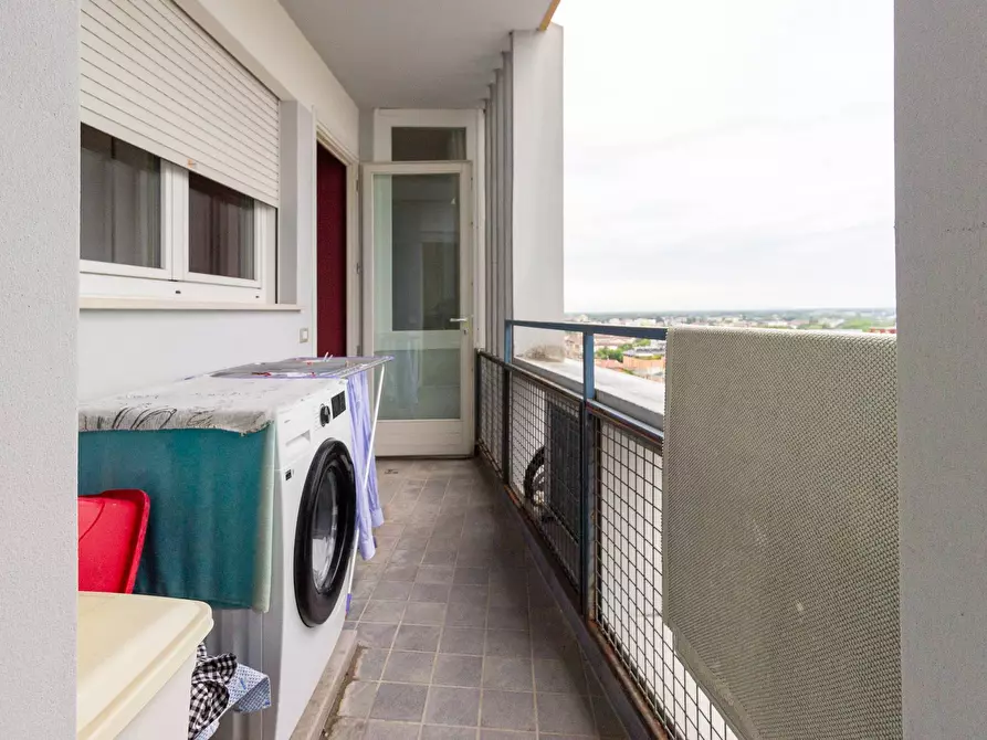 Immagine 12 di Appartamento in vendita  in Piazzetta N.Bixio 18 a Pordenone