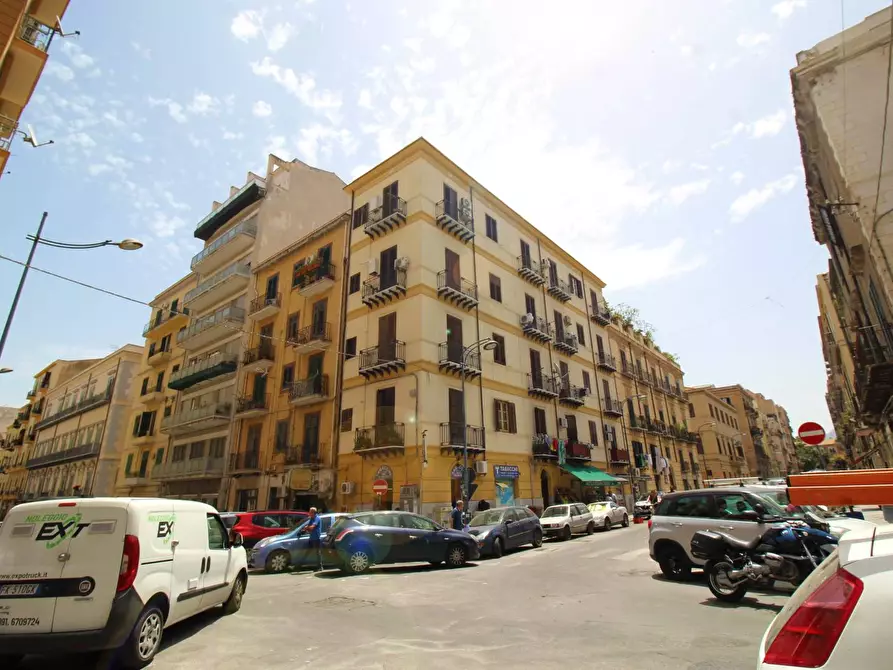 Immagine 2 di Locale commerciale in vendita  in Via Mariano Stabile 80 a Palermo