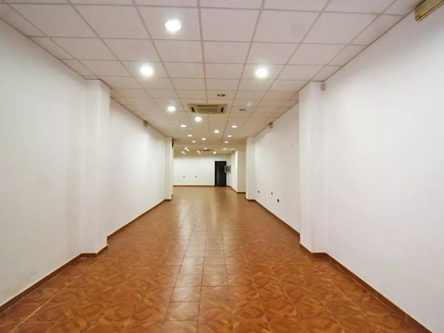 Immagine 17 di Locale commerciale in vendita  in Via Mariano Stabile 80 a Palermo