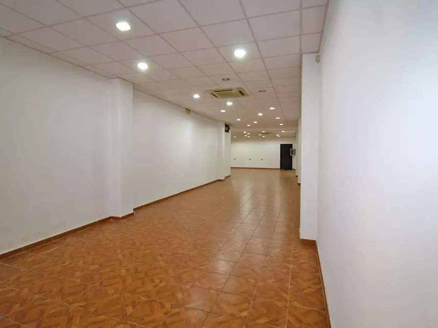 Immagine 18 di Locale commerciale in vendita  in Via Mariano Stabile 80 a Palermo