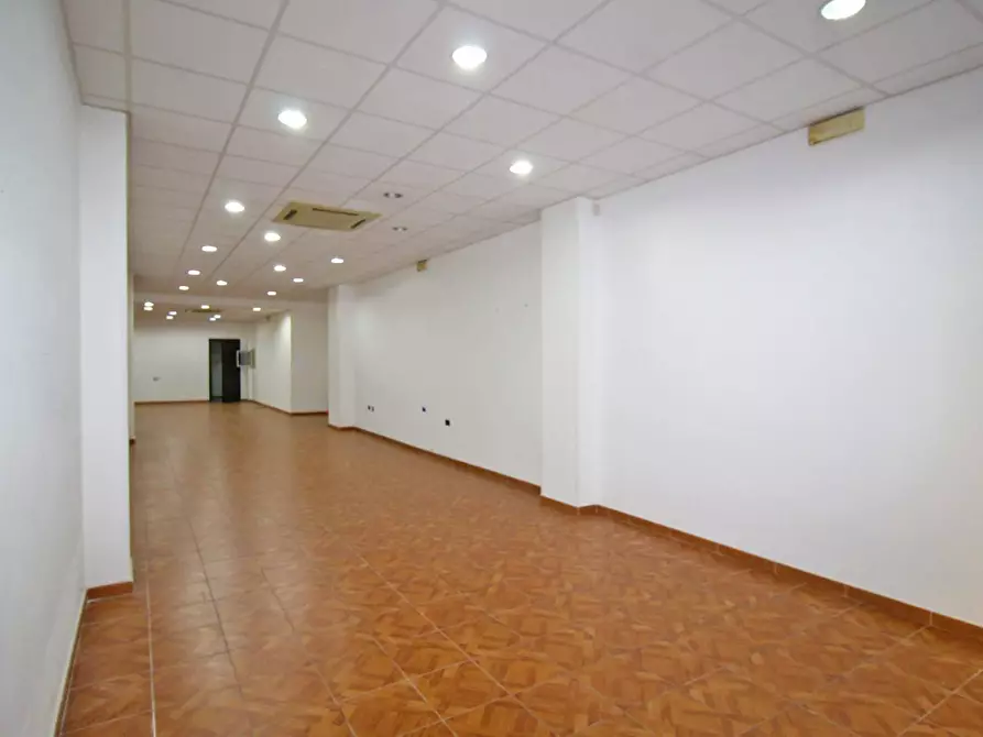 Immagine 19 di Locale commerciale in vendita  in Via Mariano Stabile 80 a Palermo