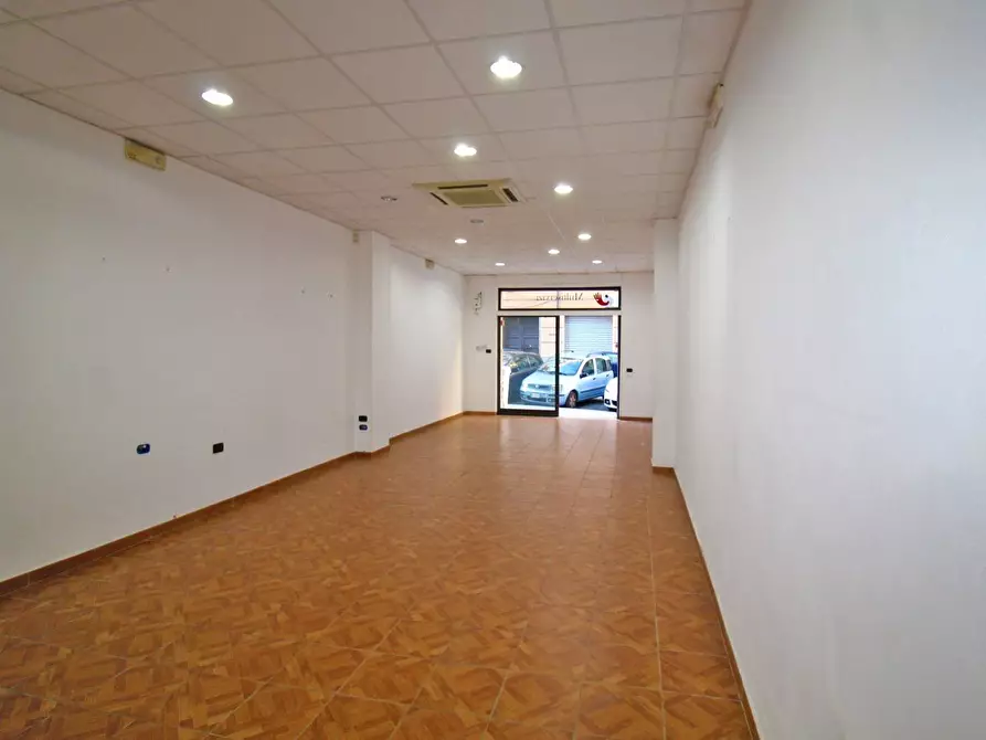 Immagine 21 di Locale commerciale in vendita  in Via Mariano Stabile 80 a Palermo
