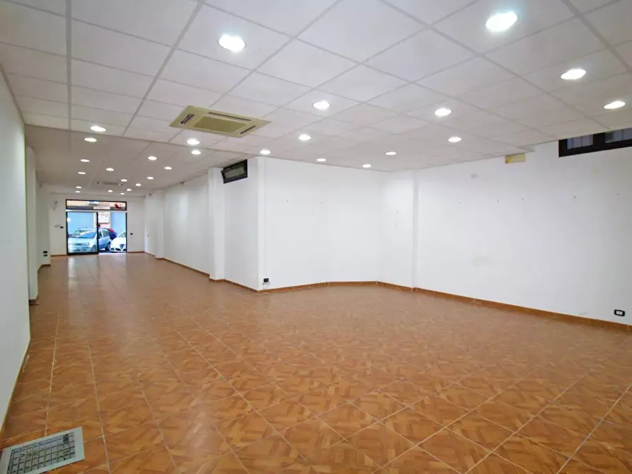 Immagine 22 di Locale commerciale in vendita  in Via Mariano Stabile 80 a Palermo