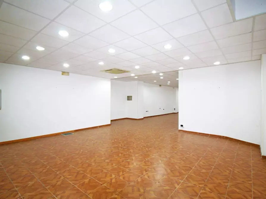Immagine 23 di Locale commerciale in vendita  in Via Mariano Stabile 80 a Palermo