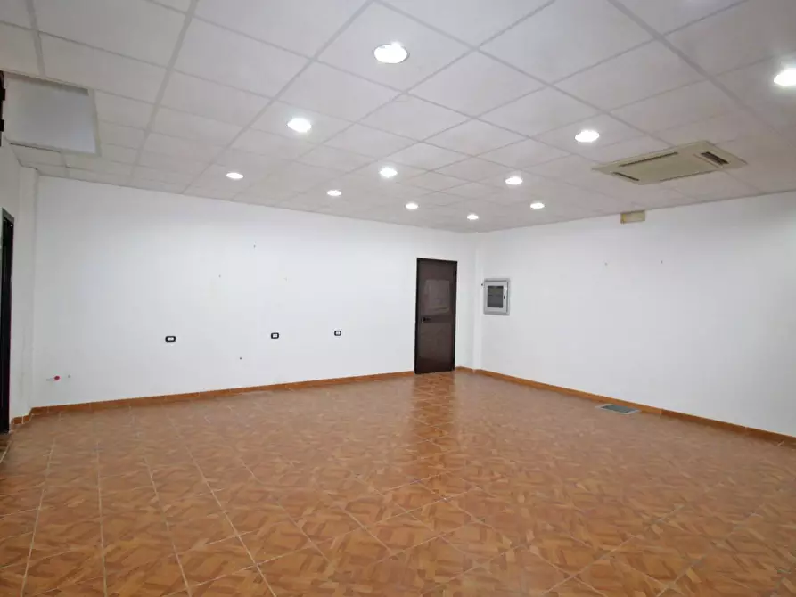 Immagine 24 di Locale commerciale in vendita  in Via Mariano Stabile 80 a Palermo