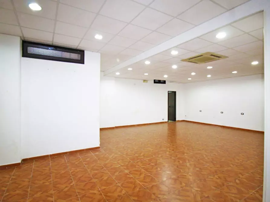 Immagine 25 di Locale commerciale in vendita  in Via Mariano Stabile 80 a Palermo