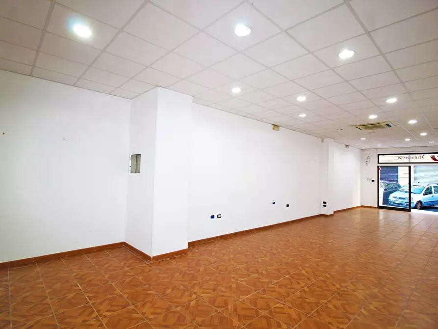 Immagine 26 di Locale commerciale in vendita  in Via Mariano Stabile 80 a Palermo