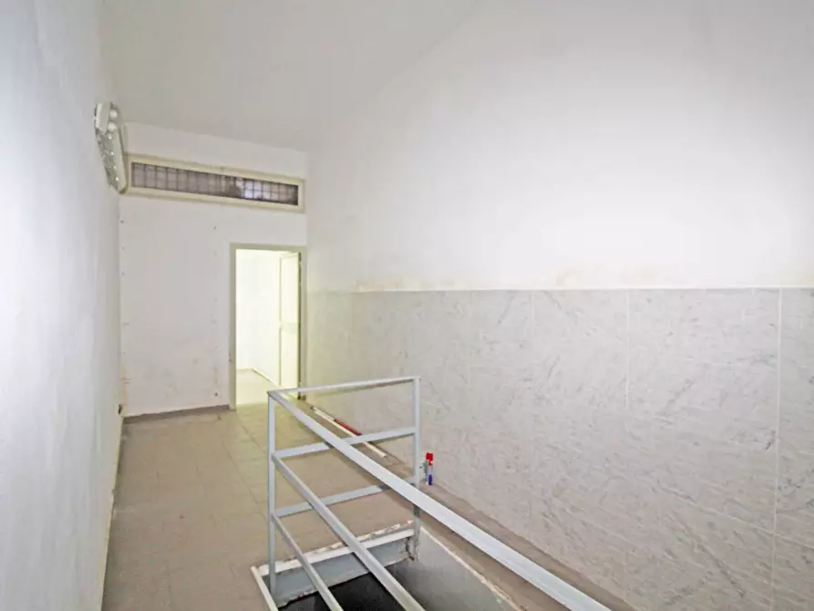 Immagine 28 di Locale commerciale in vendita  in Via Mariano Stabile 80 a Palermo