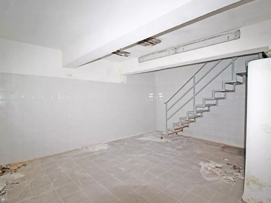 Immagine 32 di Locale commerciale in vendita  in Via Mariano Stabile 80 a Palermo