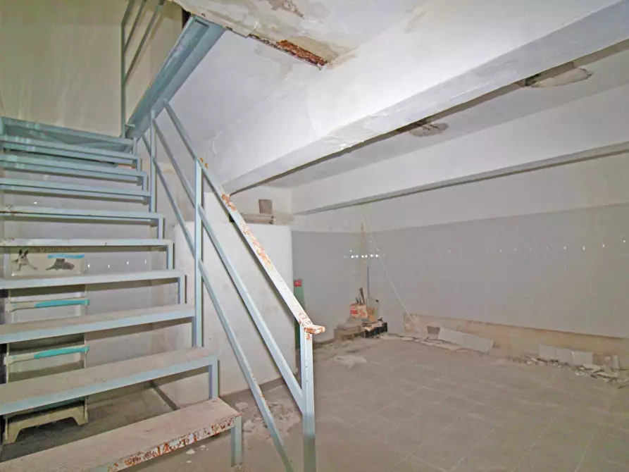 Immagine 34 di Locale commerciale in vendita  in Via Mariano Stabile 80 a Palermo