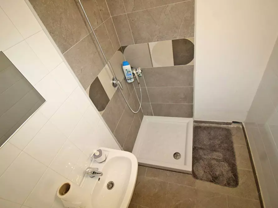 Immagine 37 di Locale commerciale in vendita  in Via Mariano Stabile 80 a Palermo