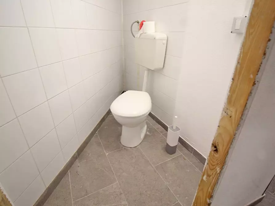 Immagine 38 di Locale commerciale in vendita  in Via Mariano Stabile 80 a Palermo