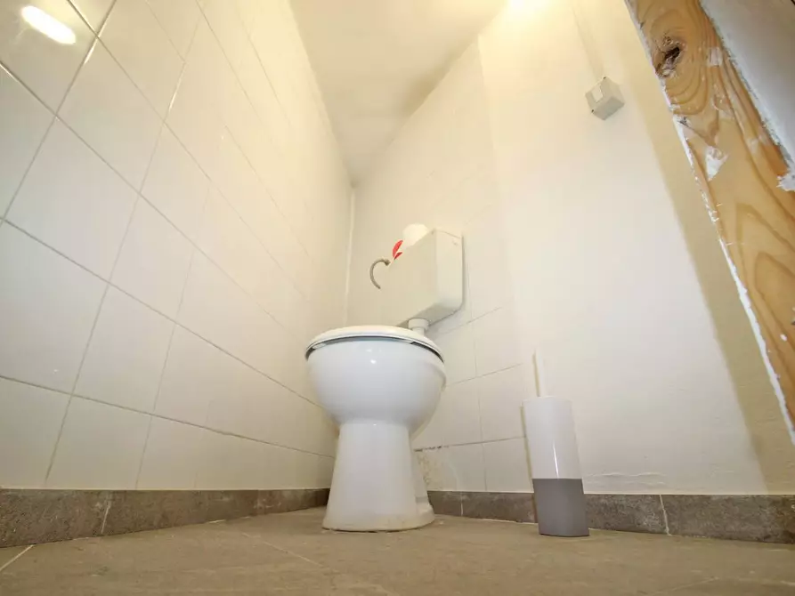 Immagine 39 di Locale commerciale in vendita  in Via Mariano Stabile 80 a Palermo