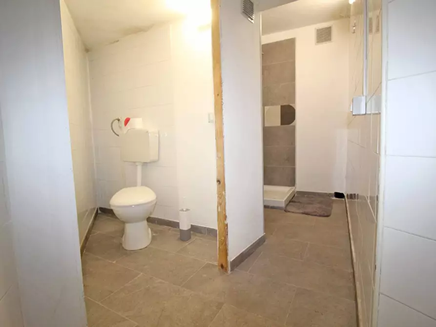 Immagine 40 di Locale commerciale in vendita  in Via Mariano Stabile 80 a Palermo