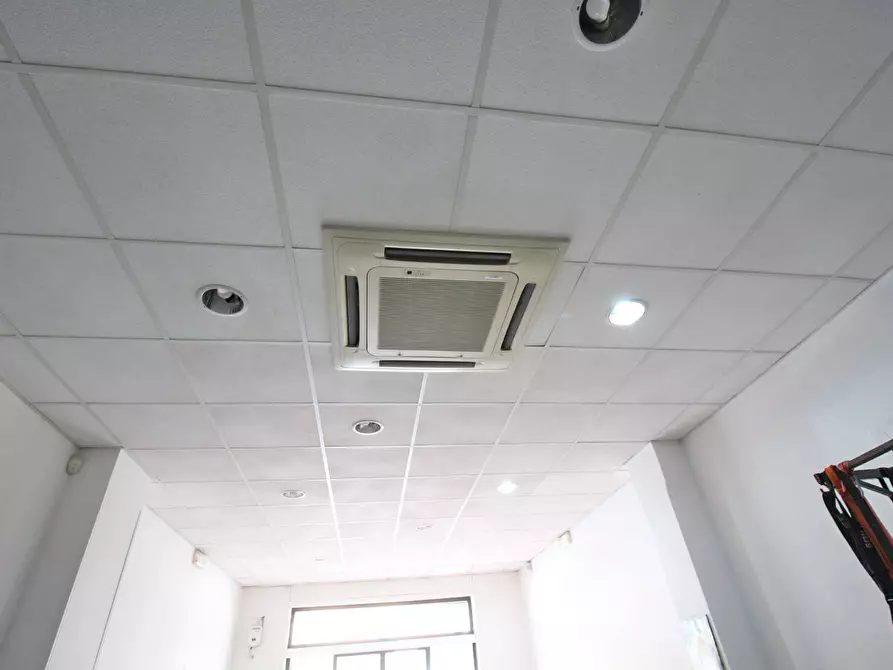 Immagine 53 di Locale commerciale in vendita  in Via Mariano Stabile 80 a Palermo