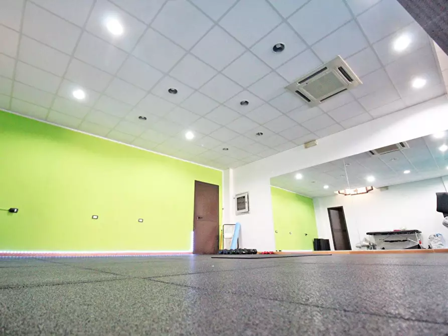 Immagine 70 di Locale commerciale in vendita  in Via Mariano Stabile 80 a Palermo