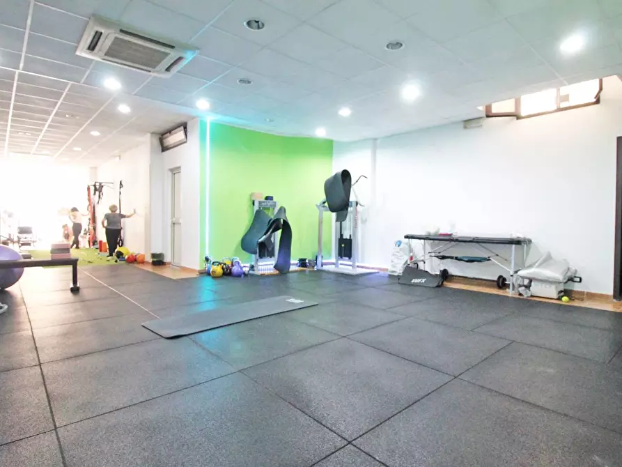 Immagine 74 di Locale commerciale in vendita  in Via Mariano Stabile 80 a Palermo