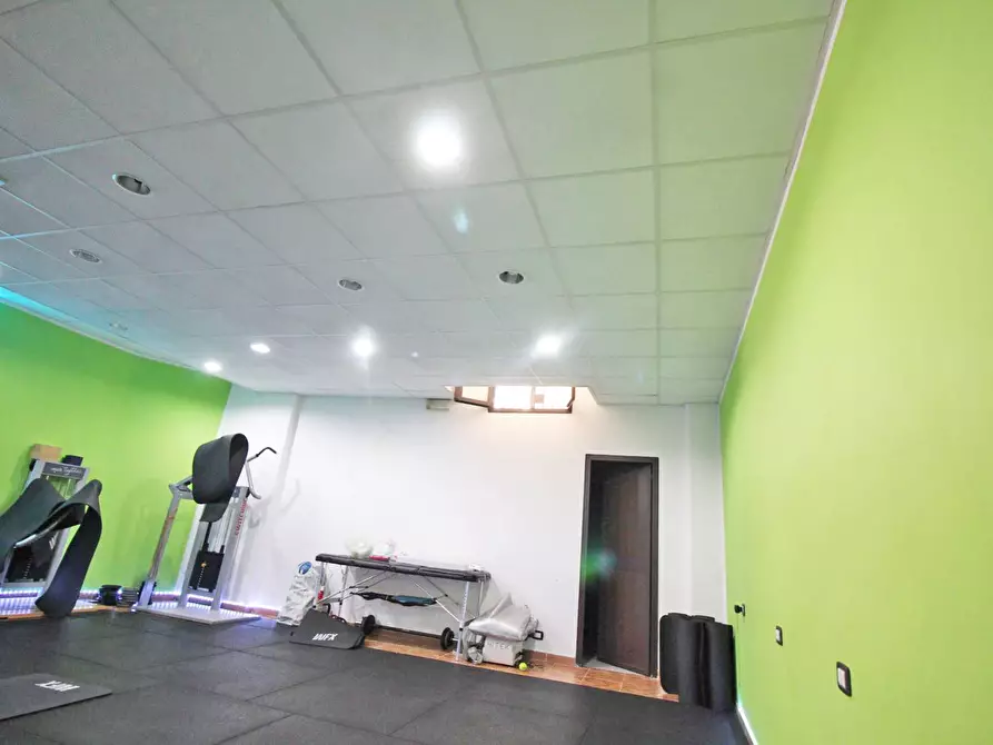 Immagine 75 di Locale commerciale in vendita  in Via Mariano Stabile 80 a Palermo