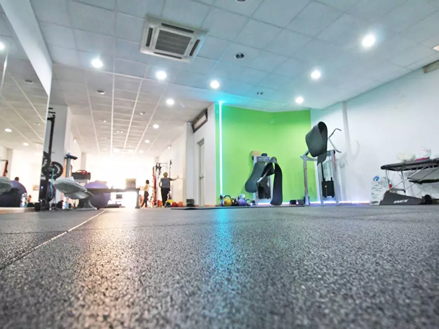 Immagine 76 di Locale commerciale in vendita  in Via Mariano Stabile 80 a Palermo