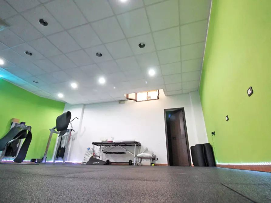 Immagine 78 di Locale commerciale in vendita  in Via Mariano Stabile 80 a Palermo