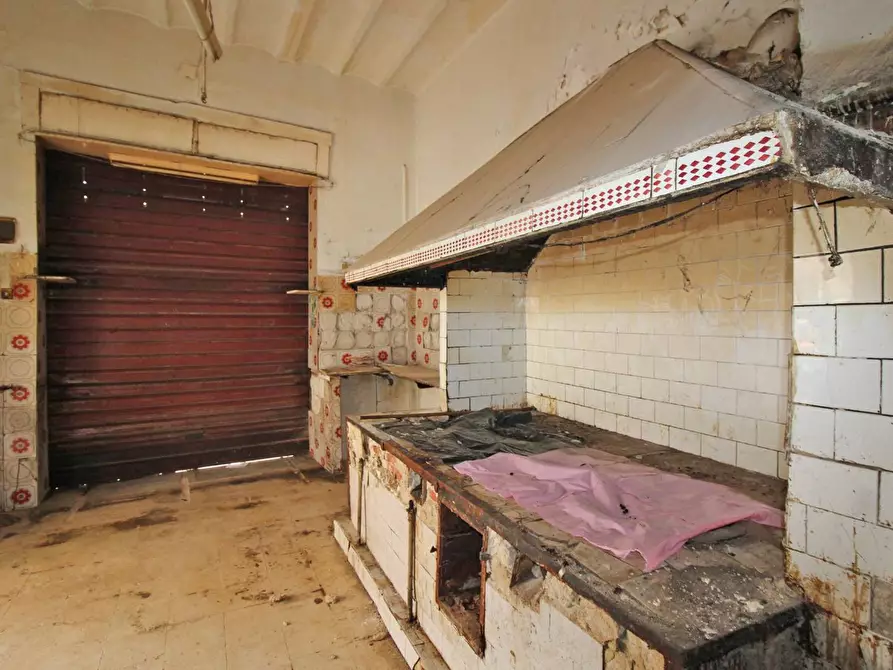 Immagine 20 di Locale commerciale in vendita  in Via Collegio Di Maria Al Borgo 78 a Palermo