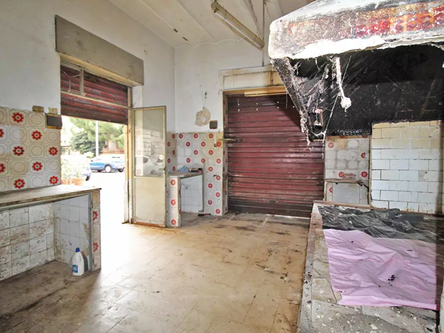 Immagine 21 di Locale commerciale in vendita  in Via Collegio Di Maria Al Borgo 78 a Palermo