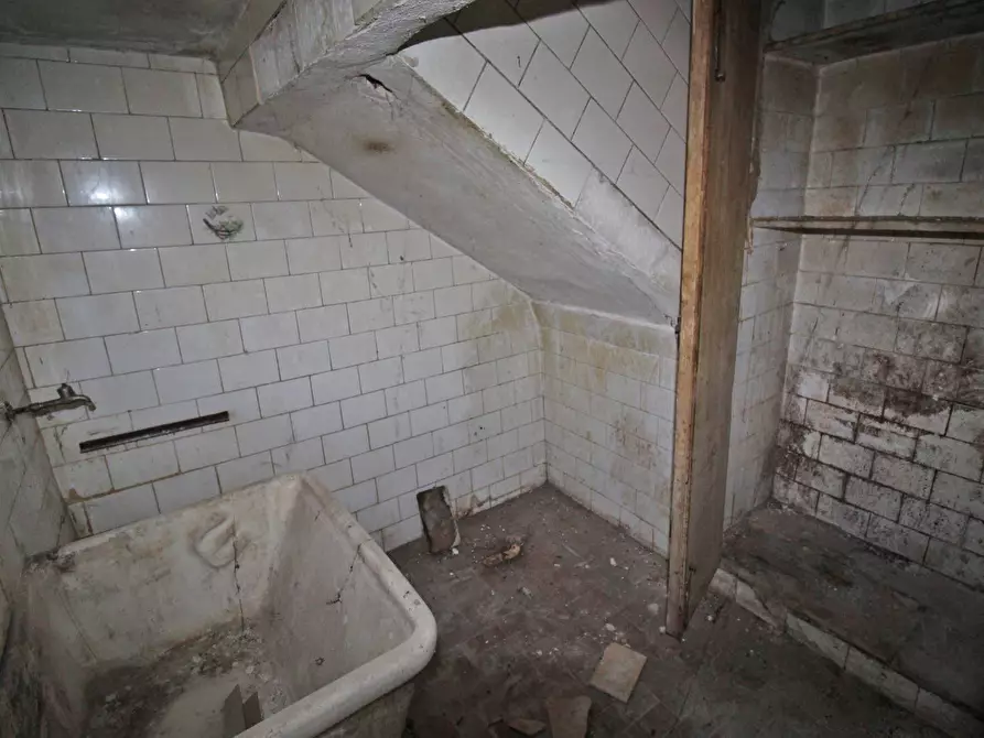 Immagine 22 di Locale commerciale in vendita  in Via Collegio Di Maria Al Borgo 78 a Palermo