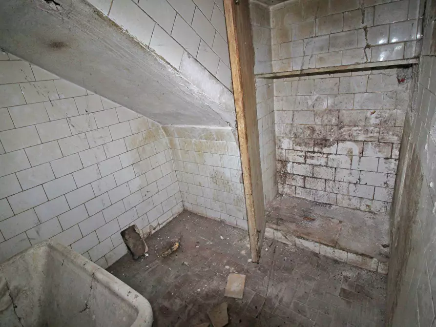 Immagine 23 di Locale commerciale in vendita  in Via Collegio Di Maria Al Borgo 78 a Palermo