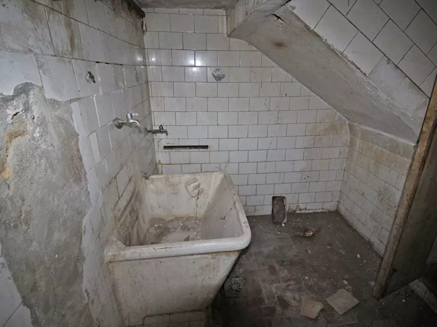 Immagine 24 di Locale commerciale in vendita  in Via Collegio Di Maria Al Borgo 78 a Palermo