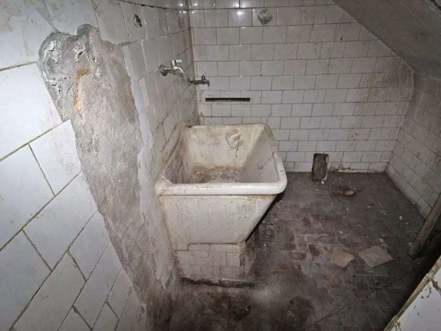 Immagine 25 di Locale commerciale in vendita  in Via Collegio Di Maria Al Borgo 78 a Palermo