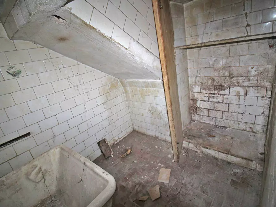 Immagine 26 di Locale commerciale in vendita  in Via Collegio Di Maria Al Borgo 78 a Palermo